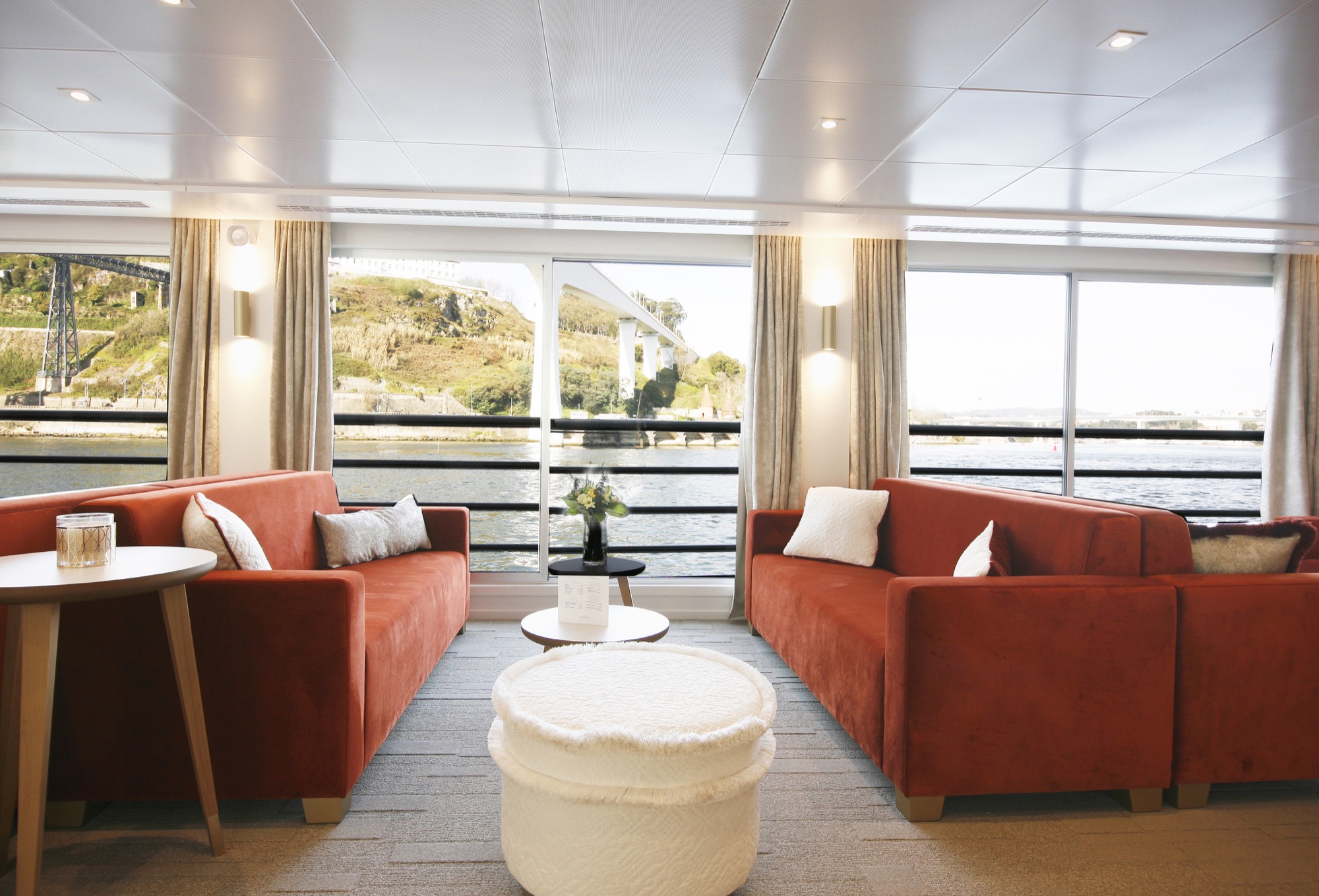 CroisiEurope MS Amalia Rodrogues Bar Lounge 4.jpg
